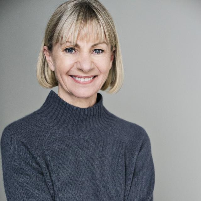 Portrait photo of Kate Mosse