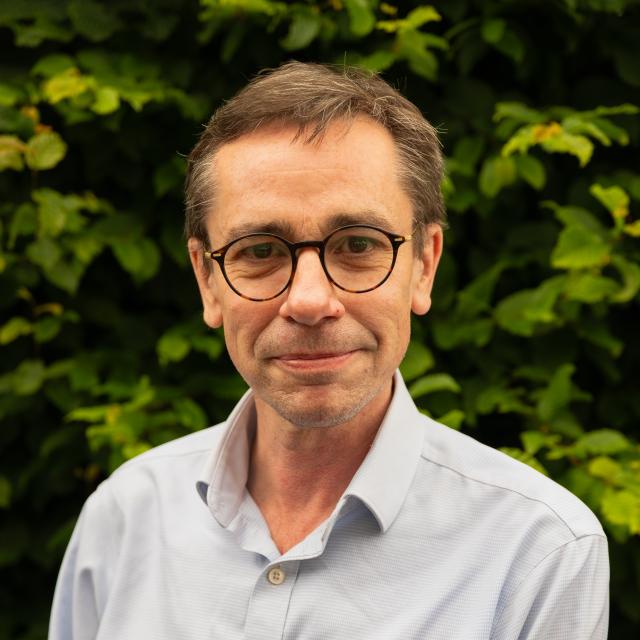 Portrait photo of Robert Davies